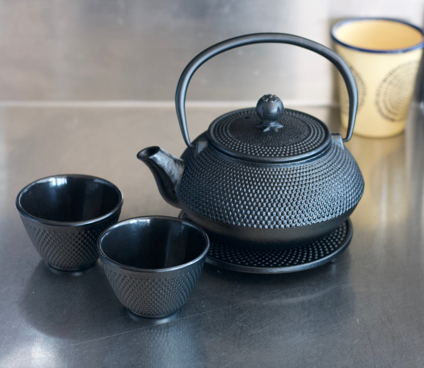 avanti hobnail teapot and cups