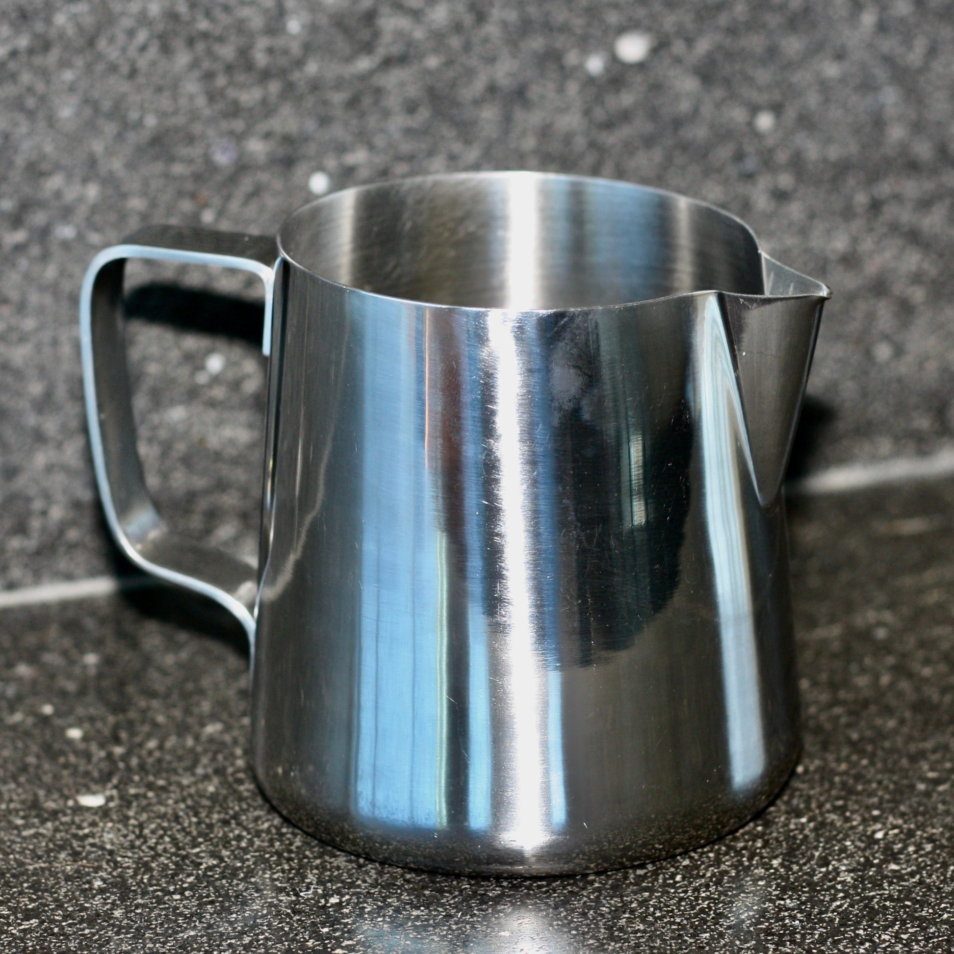 Milk frothing jug
